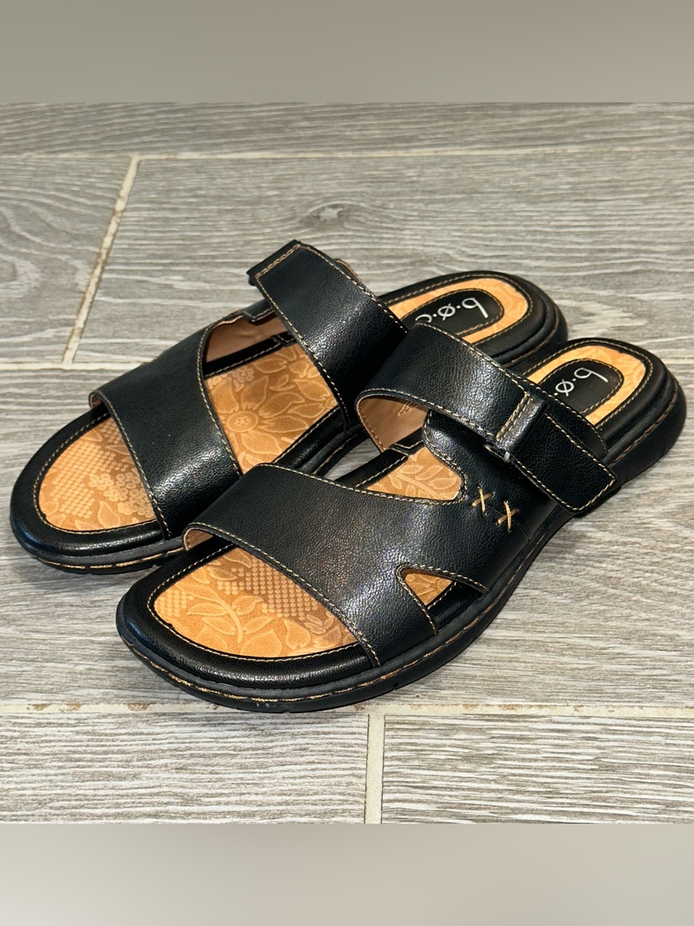b.o.c BØRN Women’s 8M Black Faux Leather Comfort Slide Sandals Floral Footbed